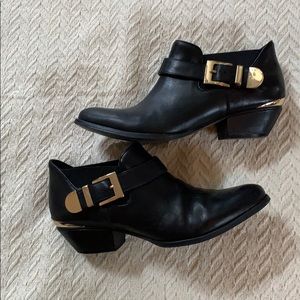 BCBGeneration black leather booties size 8M